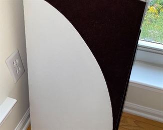 $450 DREXEL WOODEN OVAL TABLE 6 CHAIRS
COMES WITH 2 LEAVES AND PADS
TABLE MEASURES WITHOUT LEAVES
89.5”L/49.5”L x 41.5”W x 29.5”
LEAF MEASURES
20”W x 41.5”L 