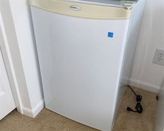 $40 DANBY MINI FRIDGE
21”L x 20.5”D x 32”H