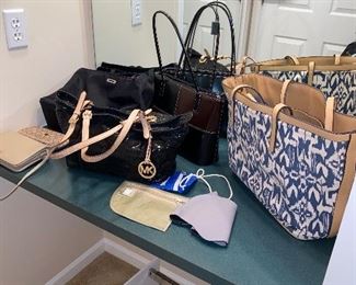 WOMENS HANDBAGS AND ACCESSORIES