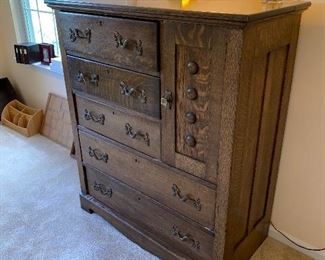 $300 ANTIQUE TIGER OAK DRESSER DOVETAILED / ORIGINAL HARDWARE
40”L x 20”D x 46.5”H 