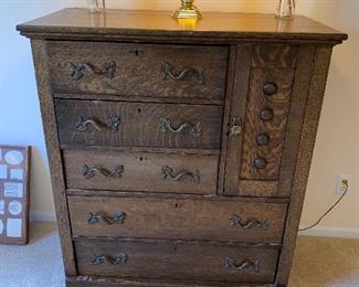 $300 ANTIQUE TIGER OAK DRESSER DOVETAILED / ORIGINAL HARDWARE
40”L x 20”D x 46.5”H 