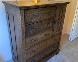 $300 ANTIQUE TIGER OAK DRESSER DOVETAILED / ORIGINAL HARDWARE
40”L x 20”D x 46.5”H 