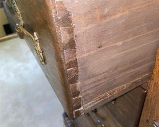 $300 ANTIQUE TIGER OAK DRESSER DOVETAILED / ORIGINAL HARDWARE
40”L x 20”D x 46.5”H 