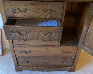 $300 ANTIQUE TIGER OAK DRESSER DOVETAILED / ORIGINAL HARDWARE
40”L x 20”D x 46.5”H 