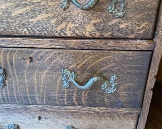 $300 ANTIQUE TIGER OAK DRESSER DOVETAILED / ORIGINAL HARDWARE
40”L x 20”D x 46.5”H 