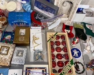 HOLIDAY & CHRISTMAS DECORATIONS 