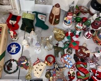 HOLIDAY & CHRISTMAS DECORATIONS 