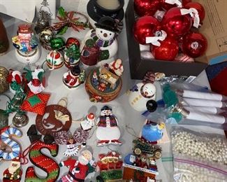 HOLIDAY & CHRISTMAS DECORATIONS 