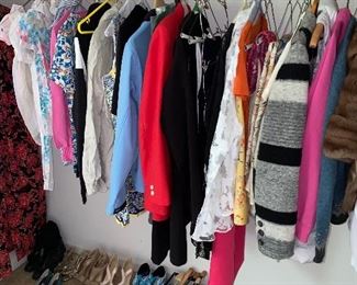 WOMENS CLOTHING SIZE MEDIUM / SHOES SIZE 9