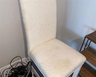 $15 WHITE CHAIR