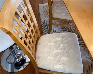 $400 MODERN LIGHT OAK DINING TABLE WITH 6 CHAIRS
78”L x 42”W x 30”H