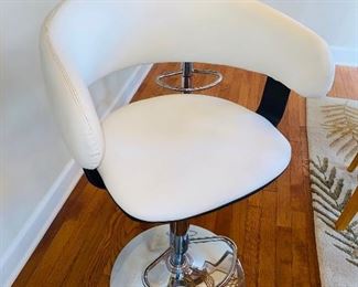 $45 CREAM FAUX LEATHER METAL BAR STOOL ADJUSTABLE HEIGHT
22.5”W x 20”Dx 40”H