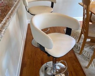 $45 CREAM FAUX LEATHER METAL BAR STOOL ADJUSTABLE HEIGHT
22.5”W x 20”Dx 40”H