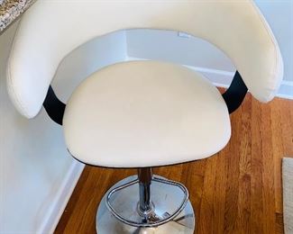 $45 CREAM FAUX LEATHER METAL BAR STOOL ADJUSTABLE HEIGHT
22.5”W x 20”Dx 40”H