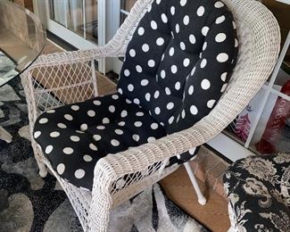 $350 WHITE WICKER / RATTAN PATIO FURNITURE SET
ROUND GLASS TOP TABLE AND 5 CHAIRS
AND SMALL TABLE
TABLE MEASURES
48”DIA x 29.5”H