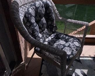 $350 WHITE WICKER / RATTAN PATIO FURNITURE SET
ROUND GLASS TOP TABLE AND 5 CHAIRS
AND SMALL TABLE
TABLE MEASURES
48”DIA x 29.5”H