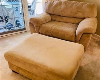 $225 OVERSIZED BEIGE PLUSH CHAIR AND OTTOMAN BY ASHLEY FURNITURE
CHAIR MEASURES
59”L x 39”D x 35 ”H
OTTOMAN
42”L x 30.5”W x 18”H