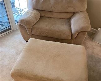 $225 OVERSIZED BEIGE PLUSH CHAIR AND OTTOMAN BY ASHLEY FURNITURE
CHAIR MEASURES
59”L x 39”D x 35 ”H
OTTOMAN
42”L x 30.5”W x 18”H