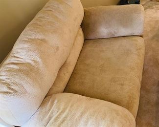 $225 OVERSIZED BEIGE PLUSH CHAIR AND OTTOMAN BY ASHLEY FURNITURE
CHAIR MEASURES
59”L x 39”D x 35 ”H
OTTOMAN
42”L x 30.5”W x 18”H