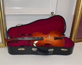 MINIATURE VIOLIN