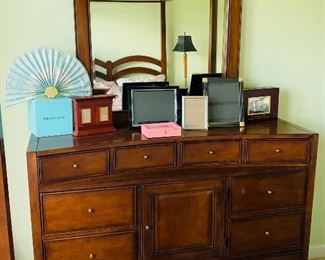 $350 AMERICAN SIGNATURE 12 DRAWER HIGH DRESSER WITH MIRROR
DRESSER MEASURES
60”L x 19”D x 44”H
MIRROR MEASURES
39”L x 44”H