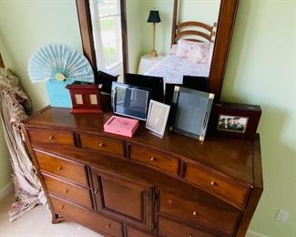 $350 AMERICAN SIGNATURE 12 DRAWER HIGH DRESSER WITH MIRROR
DRESSER MEASURES
60”L x 19”D x 44”H
MIRROR MEASURES
39”L x 44”H