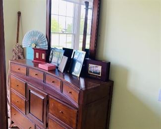 $350 AMERICAN SIGNATURE 12 DRAWER HIGH DRESSER WITH MIRROR
DRESSER MEASURES
60”L x 19”D x 44”H
MIRROR MEASURES
39”L x 44”H