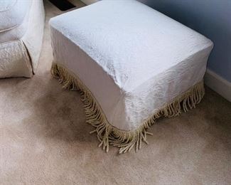 $25 CREAM OTTOMAN
25”L x 20”W x 13”H