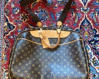 $750 LOUIS VUITTON ALIZE 24 LUGGAGE