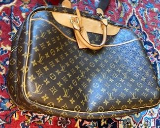 $750 LOUIS VUITTON ALIZE 24 LUGGAGE