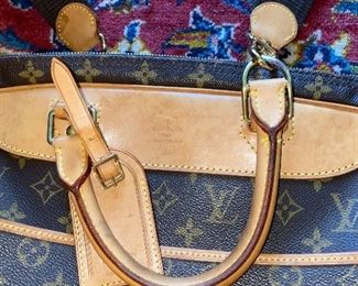 $750 LOUIS VUITTON ALIZE 24 LUGGAGE