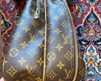 $750 LOUIS VUITTON ALIZE 24 LUGGAGE