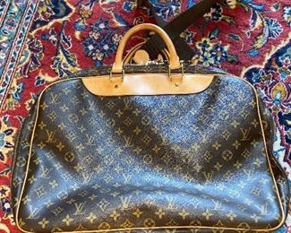 $750 LOUIS VUITTON ALIZE 24 LUGGAGE