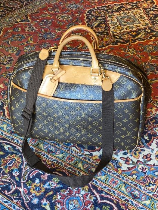 $750 LOUIS VUITTON ALIZE 24 LUGGAGE