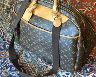 $750 LOUIS VUITTON ALIZE 24 LUGGAGE