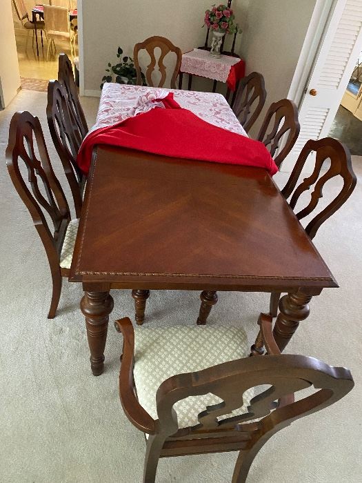 BROYHILL table and chairs.  MONDAY PRICE IS $300 FOR SET.