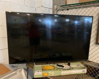 flat screen tv (big!!!) Sorry didn't get measurements 