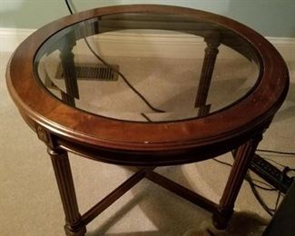 QUALITY BRAND Set of 2 end tables
Solid Wood / Glass
$80 set
