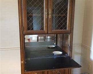 Lot 10
Vintage Broyhill Bar Unit w/ Paperwork