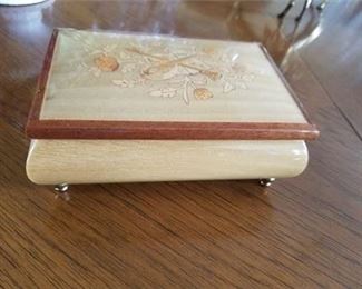 Lot 197
Sorrento Musical Jewelry Box Italy