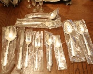 Oneida 1881 Rogers silverplate Flirtation, 8 place settings plus extra pieces and 5 serving pieces