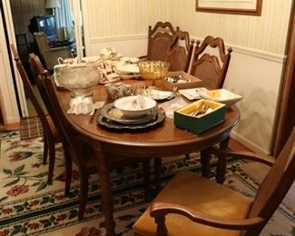 Dining table with 2 leaves, 6 chairs and 2 arm chairs