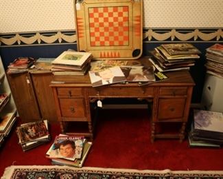 Lots and lots of records.  This picture does not do it justice how many records are in this sale.  Lots of classic country, oldies, 1950s to 1980s artists