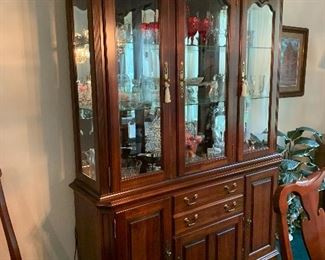 $625~ ABSOLUTELY BEAUTIFUL TRIPLE DOOR CHINA CABINET BY PENNSYLVANIA HOUSE / DELIVERY AVAILABLE
