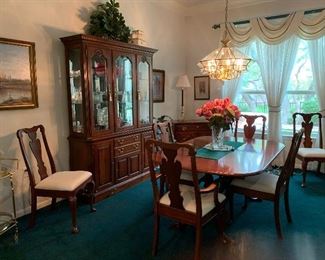 $900 OBO STUNNING   PRISTINE PENNSYLVANIA HOUSE QUEEN ANNE DINING ROOM SUITE CONSISTING OF BEAUTIFUL LIGHTED MAHOGANY CHINA CABINET, TABLE SIX CHAIRS AND LEAVE / DELIVERY AVAILABLE