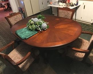 Kitchen Table with 4 chairs on wheels