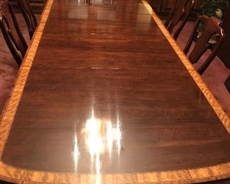 Henredon Table with 2 leaves.  Seat up to 10 with the leaves in.   Seats 6 comfortably without leaves