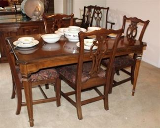 WOOD TABLE W/2 LEAFS & 6 CHAIRS
