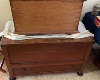 2 different sizes of blanket chests