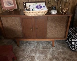 Mid century Curtis Mathis stereo console
